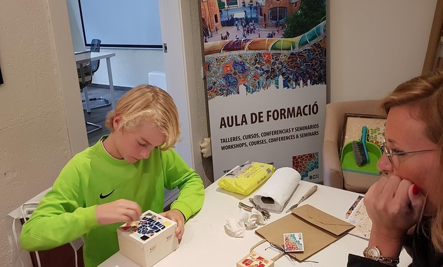 Image 3: Taller de Mosaico inspirado en Gaudí junto al Park Güell