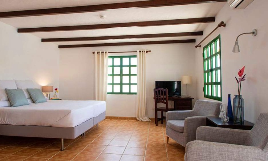 Image 6: ✈ LANZAROTE | Puerto del Carmen - Hotel Casas Heddy 3* - Rooftop sw...