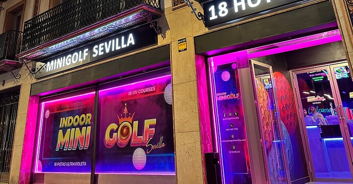Experiencia de minigolf indoor UV Glow en Sevilla