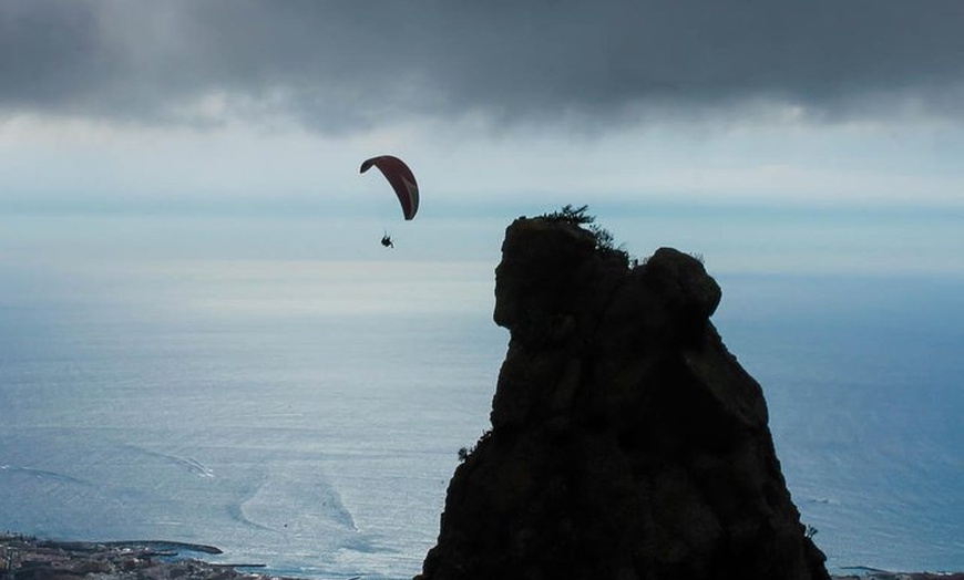 Image 10: Experiencia épica de parapente en Tenerife con el equipo campeón de...