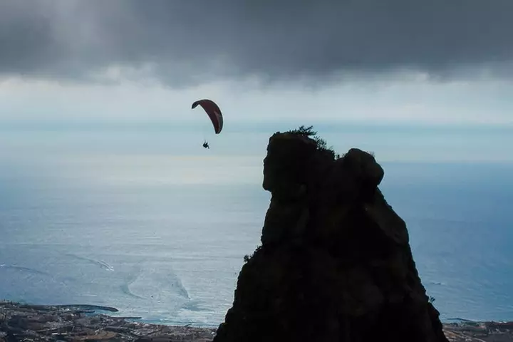 Experiencia épica de parapente en Tenerife con el equipo campeón de...