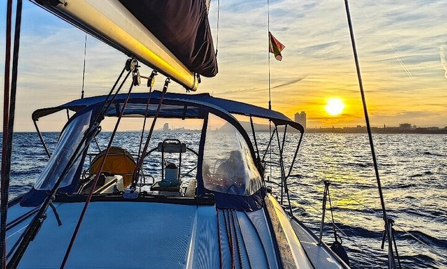 Image 11: Tour al atardecer en Barco Velero en Barcelona con Cava