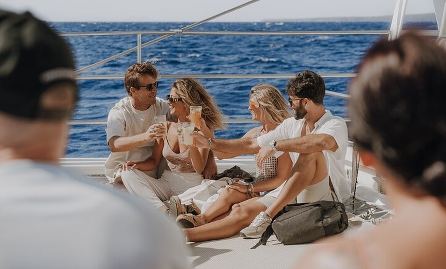 Image 9: Lanzarote, excursión en catamarán a las playas de papagayo con comi...