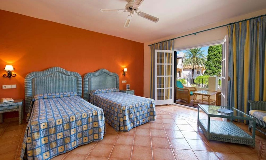 Image 7: ✈ COSTA DEL SOL | Marbella - BlueBay Banús 4*, 3 Nächte - Außenpool