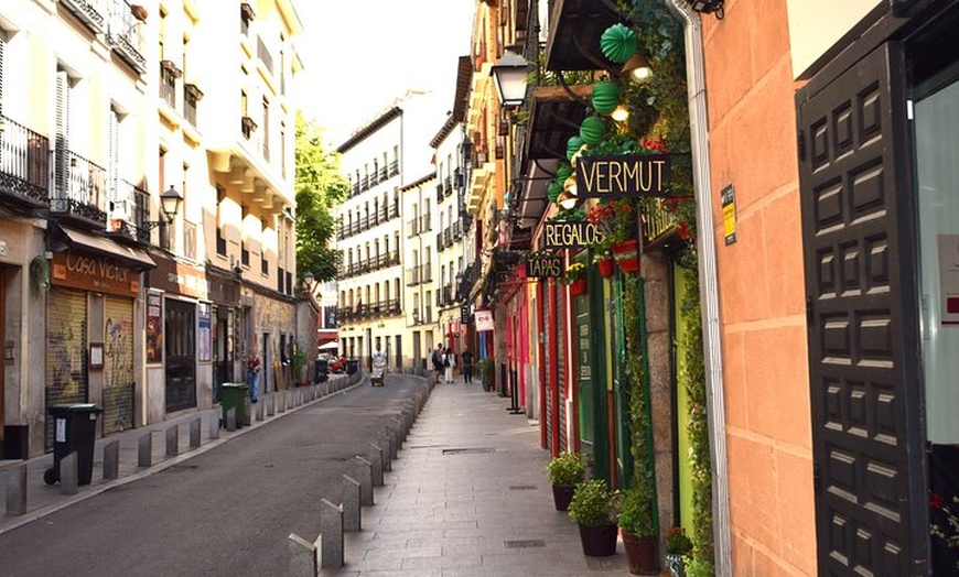 Image 22: Visita Guiada por Restaurantes Centenarios con Cena de Tapas
