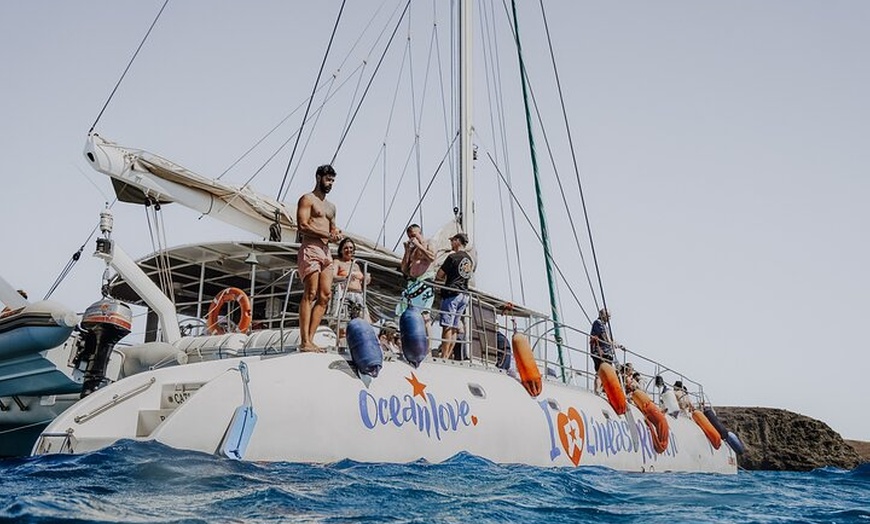 Image 11: Lanzarote, excursión en catamarán a las playas de papagayo con comi...