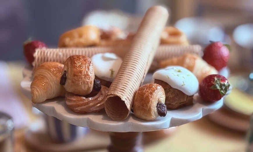 Image 6: Brunch español gourmet en una galería de arte privada oculta