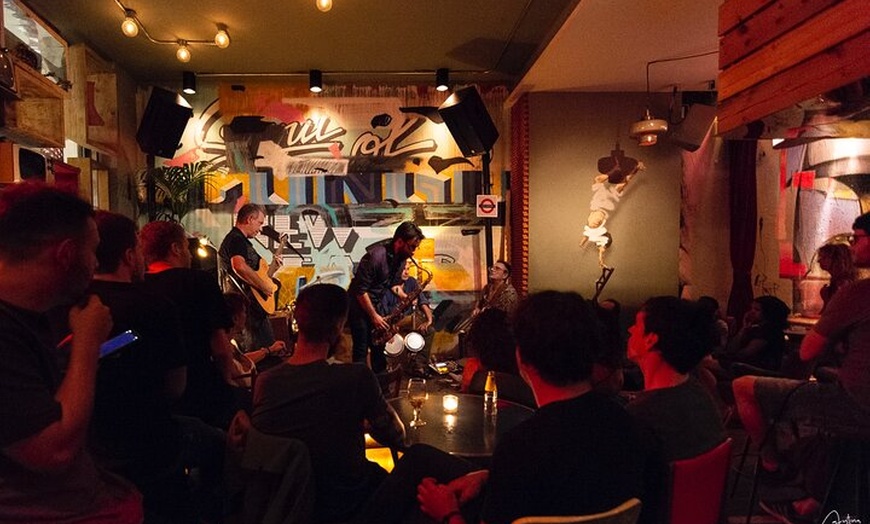 Image 2: Gastronomía local y música en directo en Ciutat Vella Barcelona