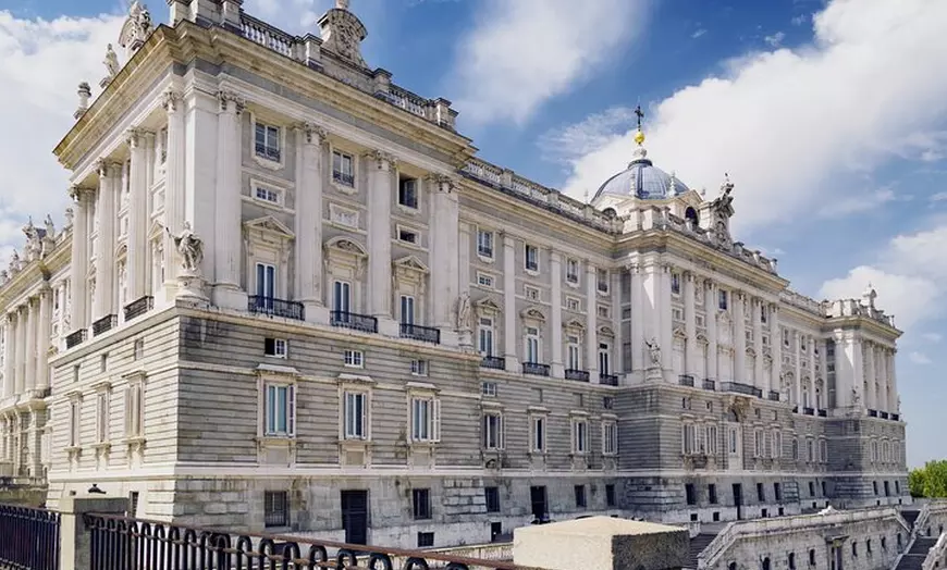 Image 8: Visita guiada al Palacio Real de Madrid para grupos pequeños con ca...