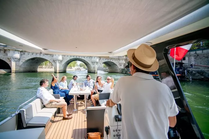 2 - 12 pax Excursion privée en bateau fluvial à Paris avec Rosé et Macarons - Primary Image