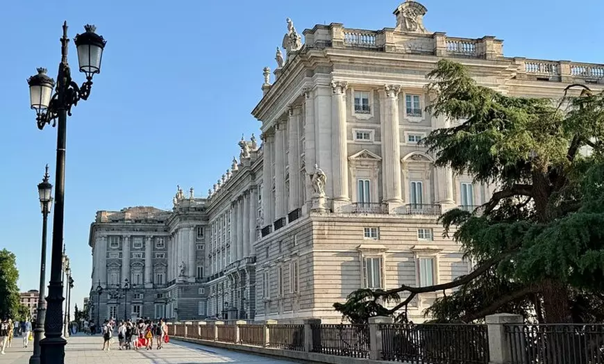 Image 7: Visita guiada al Palacio Real de Madrid para grupos pequeños con ca...