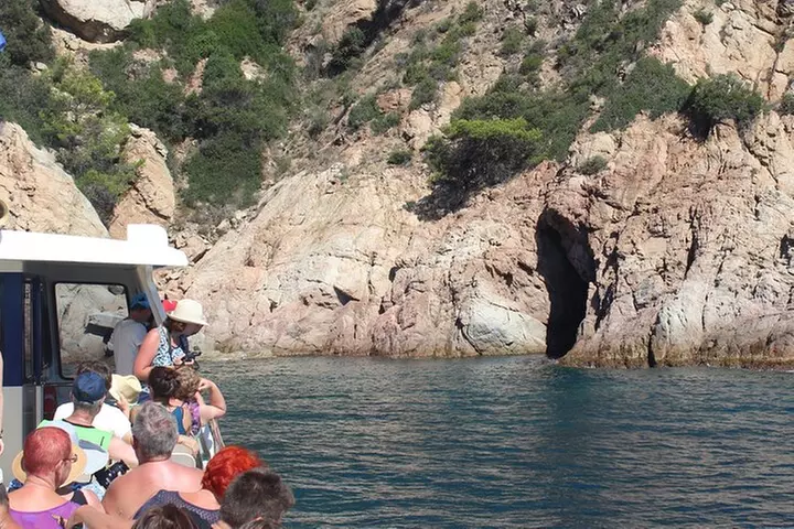 Tour turístico de un día por la Costa Brava con paseo en barco desd...