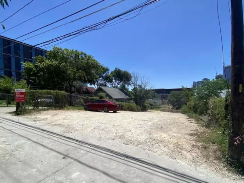 Parking at 904 E. 7th St. Lot - P3068 - Primary Image