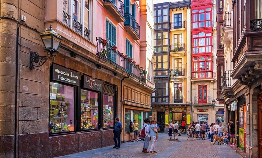 Image 2: Recorrido a Pie Histórico por Bilbao en Grupo Reducido