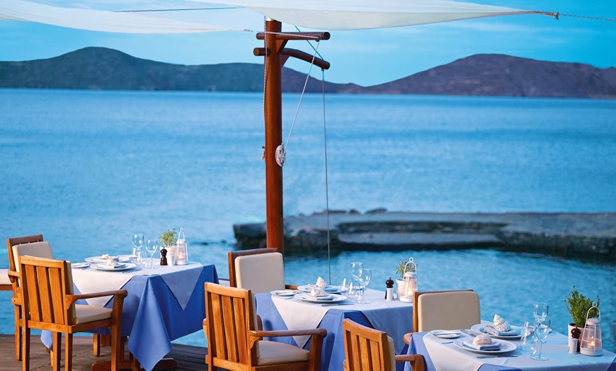 Image 7: ✈ CRETA | Elounda - Elounda Mare Hotel 5* - Spiaggia privata