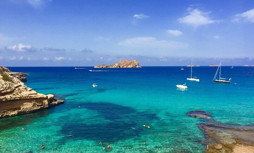 Image 11: Crucero en catamarán por Ibiza con bebidas ilimitadas y barbacoa