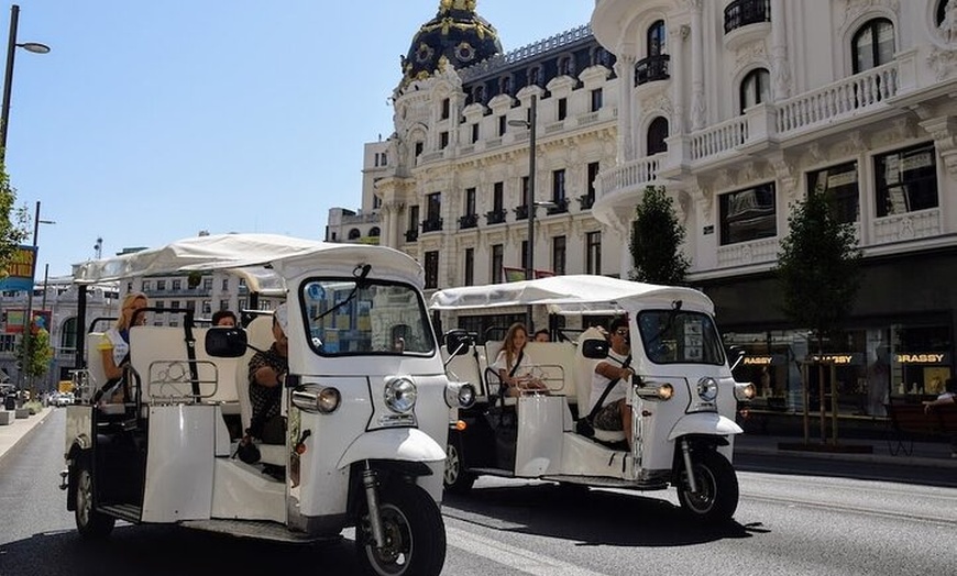 Image 2: Madrid Recorrido Destacado por la Ciudad en Tuk Tuk Eléctrico