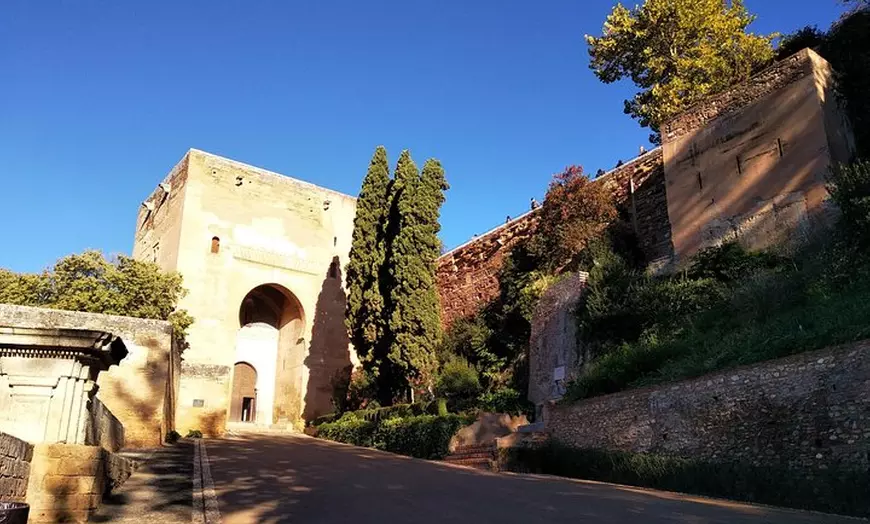Image 1: Paseo Por Los Exteriores De La Alhambra (No incluye entradas de pago)