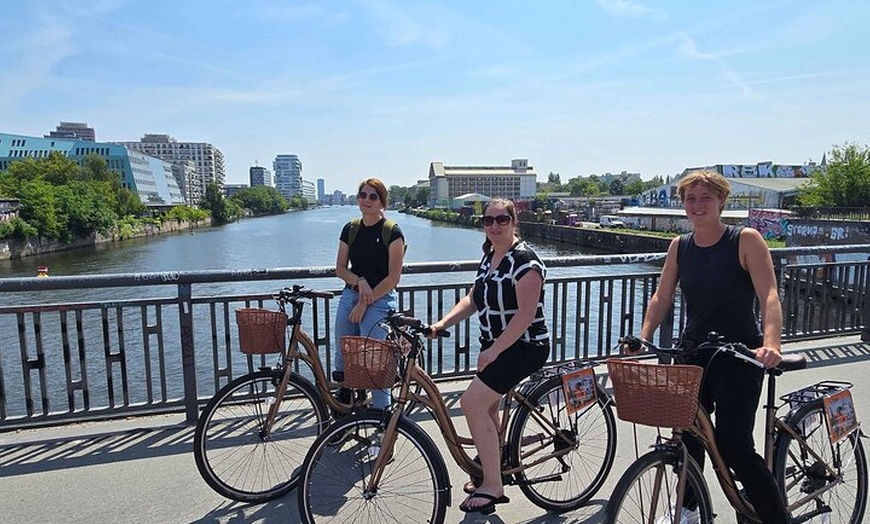 Image 3: Das echte Berlin - Street, Food und History - Tasty Bike Tour