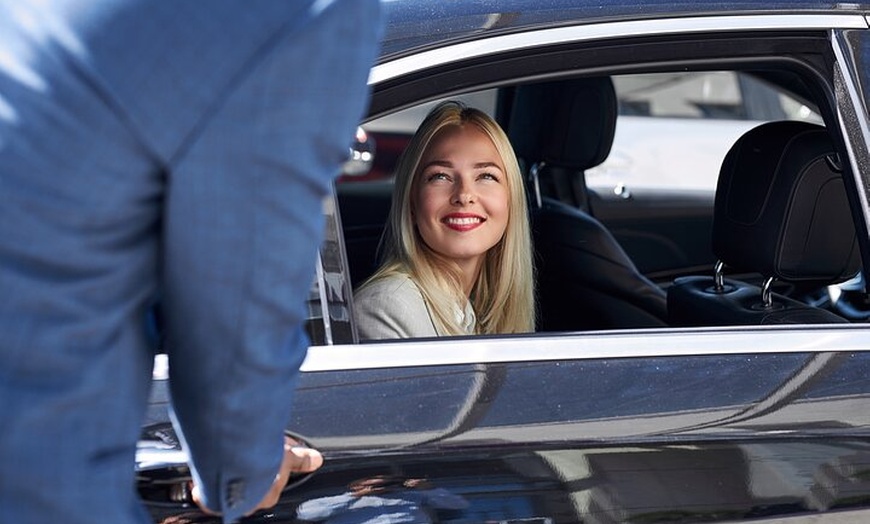 Image 2: Visite guidée privée d'une demi-journée à Paris en van de luxe
