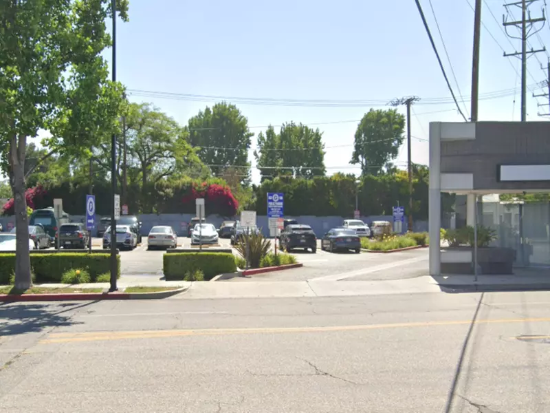 Parking at [SQ49] 4100 N. Riverside Dr. Lot