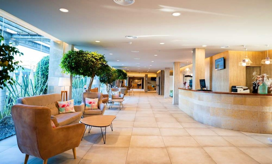 Image 2: ✈ COSTA BARCELONA | Pineda de Mar - Hotel Pineda Splash 4* - Baseny