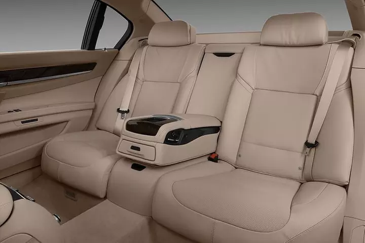 Sedan Arrival Transfer from LaGuardia Airport LGA to Manhattan