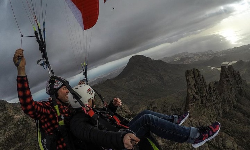 Image 11: Experiencia épica de parapente en Tenerife con el equipo campeón de...