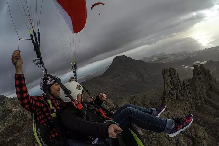 Experiencia épica de parapente en Tenerife con el equipo campeón de...