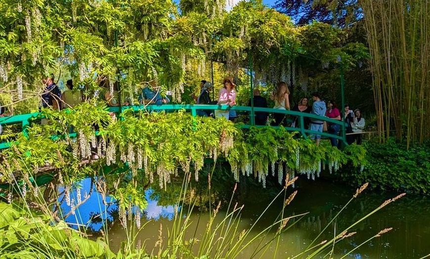 Image 1: Visite privée de Giverny Garden&Versailles au départ de Paris