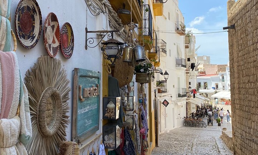 Image 9: Visita Nocturna Guiada a Dalt Vila Ibiza con Copa de Sangría
