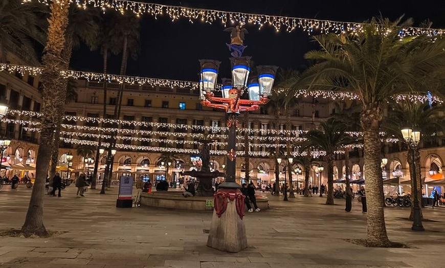 Image 4: Barcelona : Recorrido a pie por luces navideñas y calles ocultas