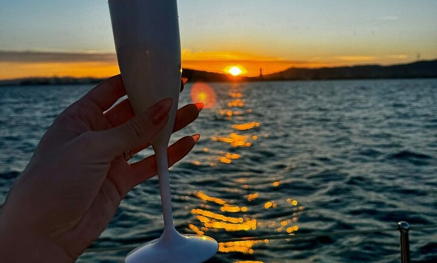 Image 4: Tour al atardecer en Barco Velero en Barcelona con Cava