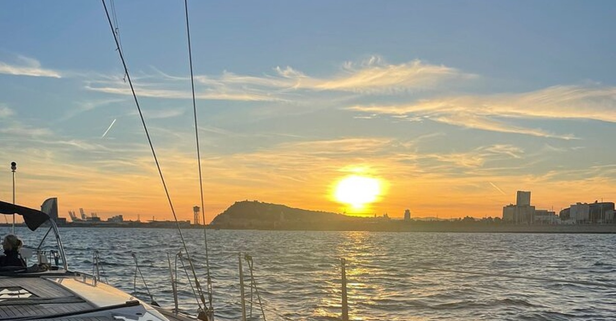 Paseo en velero al atardecer desde Port Olímpic en Barcelona