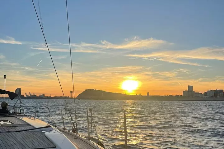 Puesta De Sol En Un Velero De Lujo Desde Port Olimpic - Primary Image