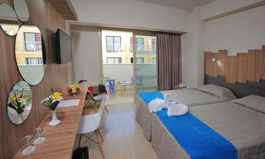 Image 5: ✈ ZYPERN | Ayia Napa - Nelia Beach Hotel 3*, 3 Nächte - Außenpool