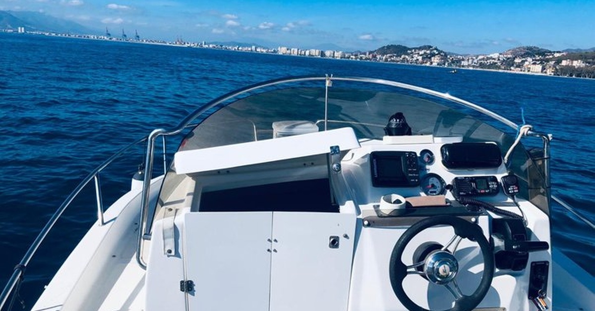 Alquiler de barco personalizado en la bahía de Málaga
