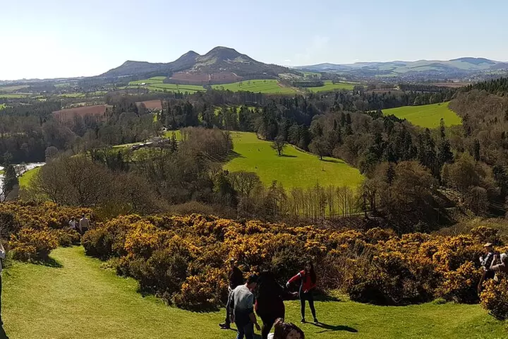 Edinburgh: Holy Island, Alnwick Castle & Kingdom of Northumbria