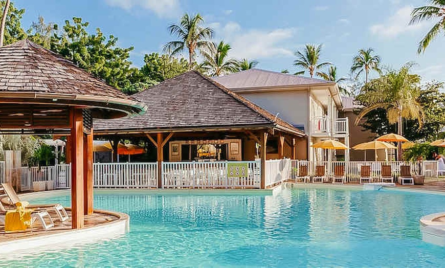 Image 1: ✈ LA RÉUNION | St Gilles - Hôtel Le Récif 3* - Piscine extérieure
