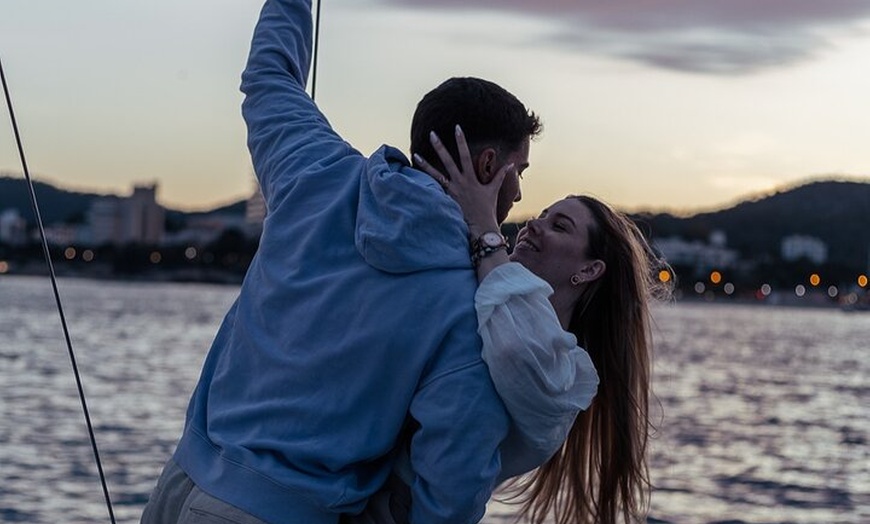 Image 8: Excursión privada en Yate a vela al atardecer