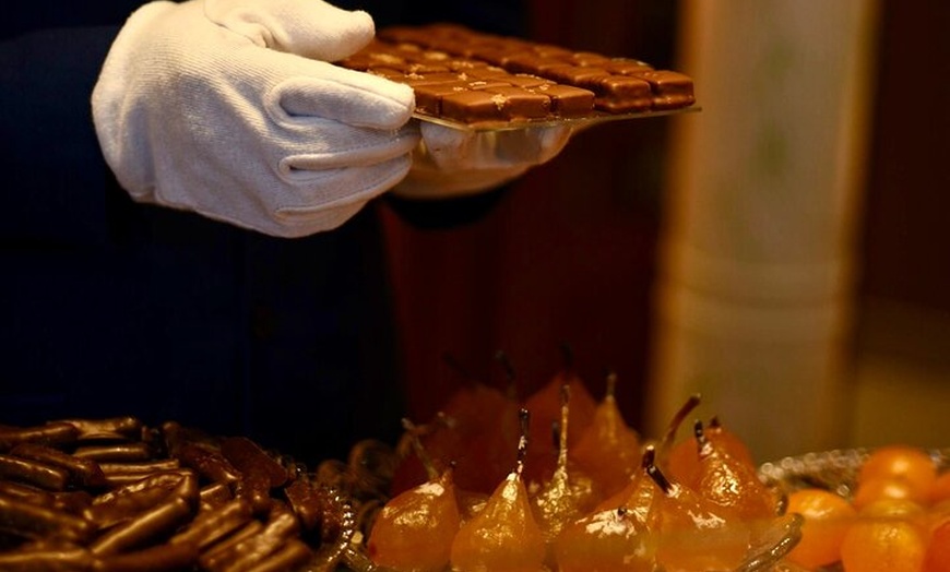 Image 10: Paris: Visite de la Rive Gauche Gastronomie & Vin avec une école cu...