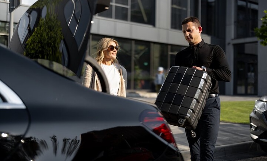 Image 8: Transfer To or From London Heathrow Airport to Manchester-One way