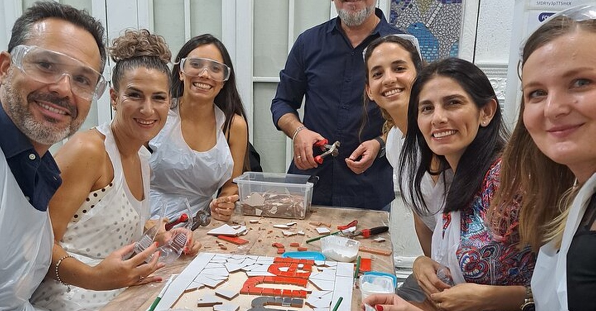 Actividad de teambuilding para crear un logo empresarial en mosaico en Barcelona