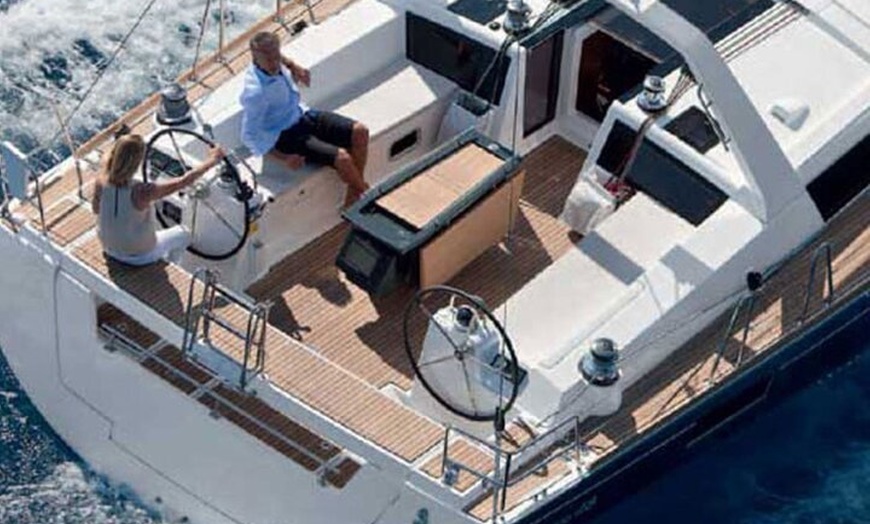 Image 7: Navegación en Velero de Lujo con Aperitivo y Juguetes Acuáticos