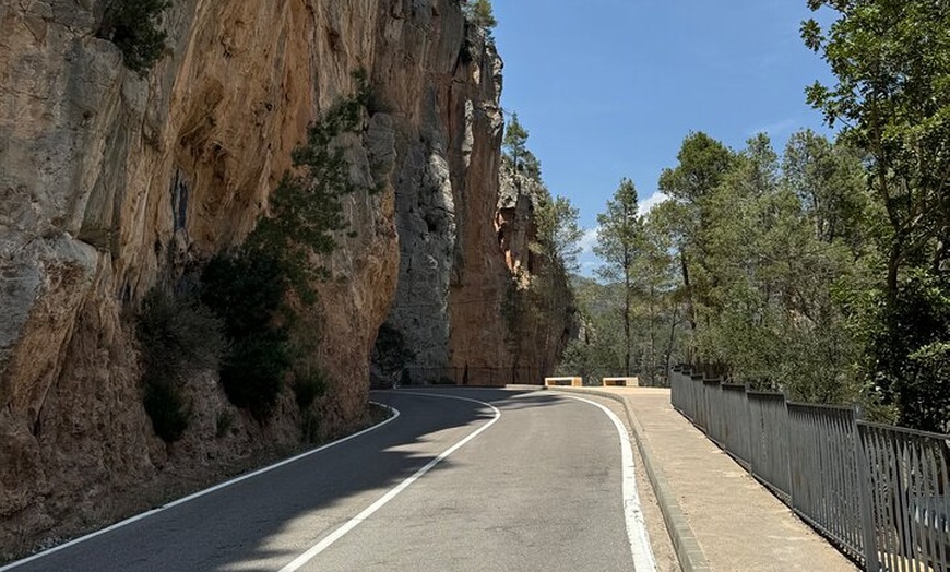 Image 2: Valencia Tour Aguas Termales Montanejos y Cascada De la Novia