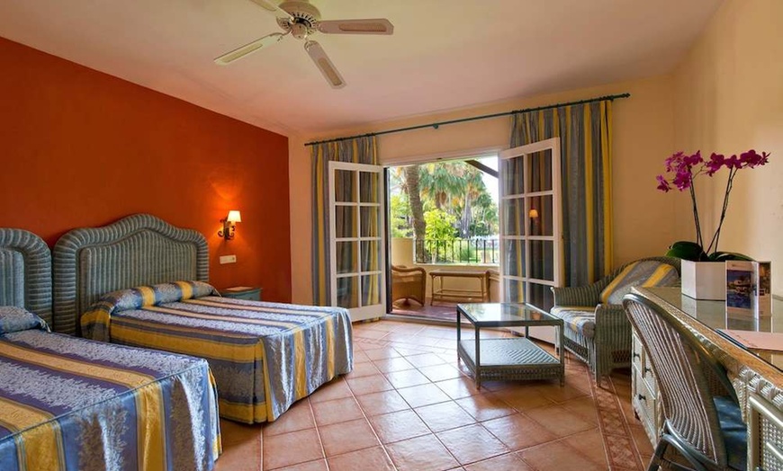 Image 8: ✈ COSTA DEL SOL | Marbella - BlueBay Banús 4*, 3 Nächte - Außenpool