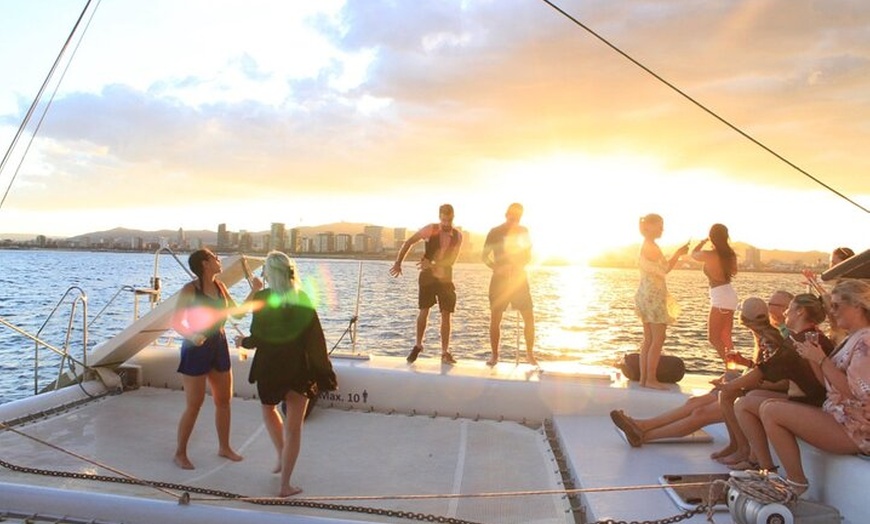 Image 3: Recorrido de fiesta en catamarán para jóvenes