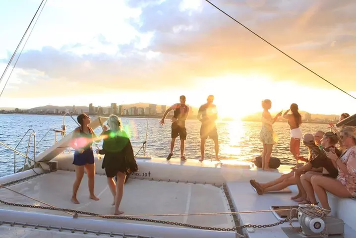 Tour en Catamarán Fiesta en Barcelona para Jóvenes