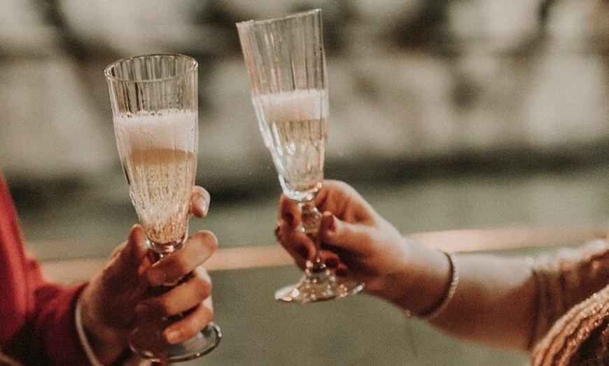 Image 1: Paseo Romántico en Barco 90 minutos con Möet Chandon