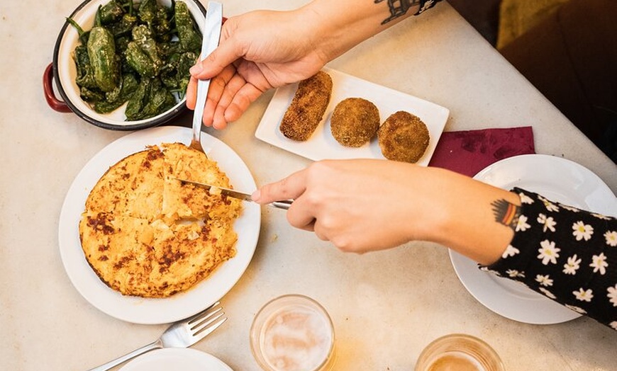 Image 1: Tour gastronómico de Barcelona : Tapas, bebidas y delicias con un l...